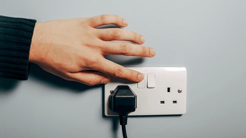 Có nên rút phích cắm các thiết bị điện khi không sử dụng?